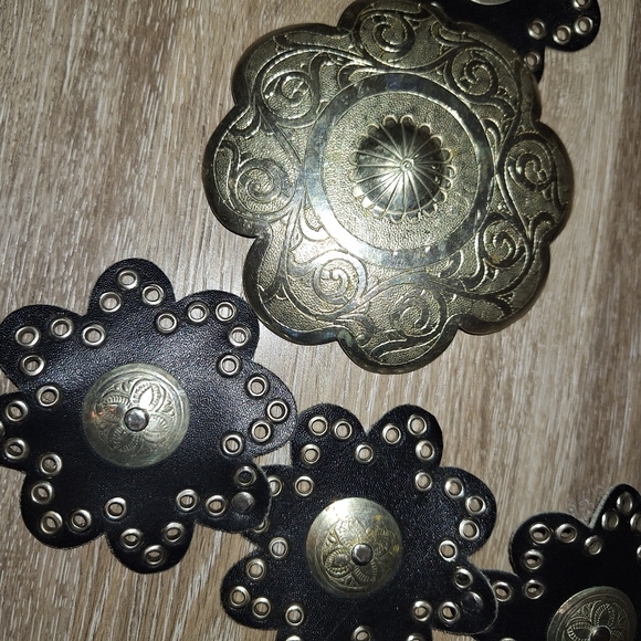 Vintage Western Black Leather Flower Shaped Silver Concho Belt Size Medium - Picture 8 of 12